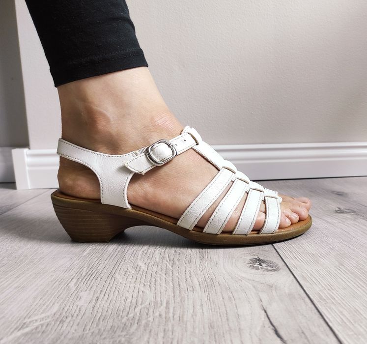 Białe sandały damskie