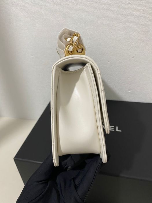 Bolsa CHANEL Classic Flap Original – Couro Branco com Ferragem Dourada