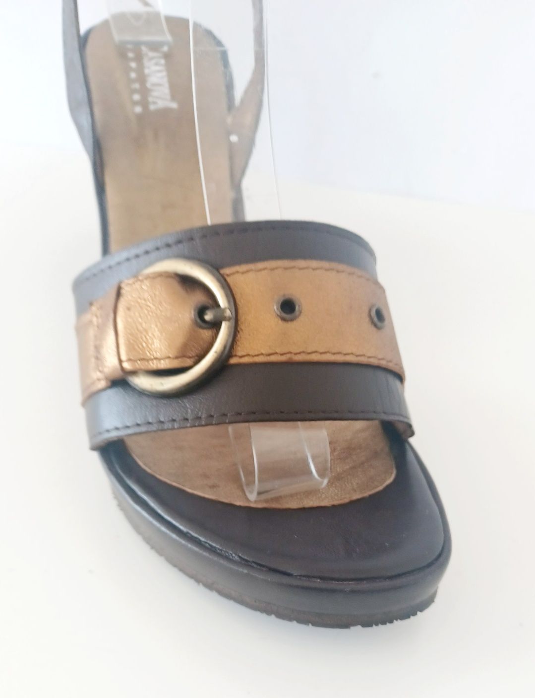 Sandalias em cunha ,pele genuína.