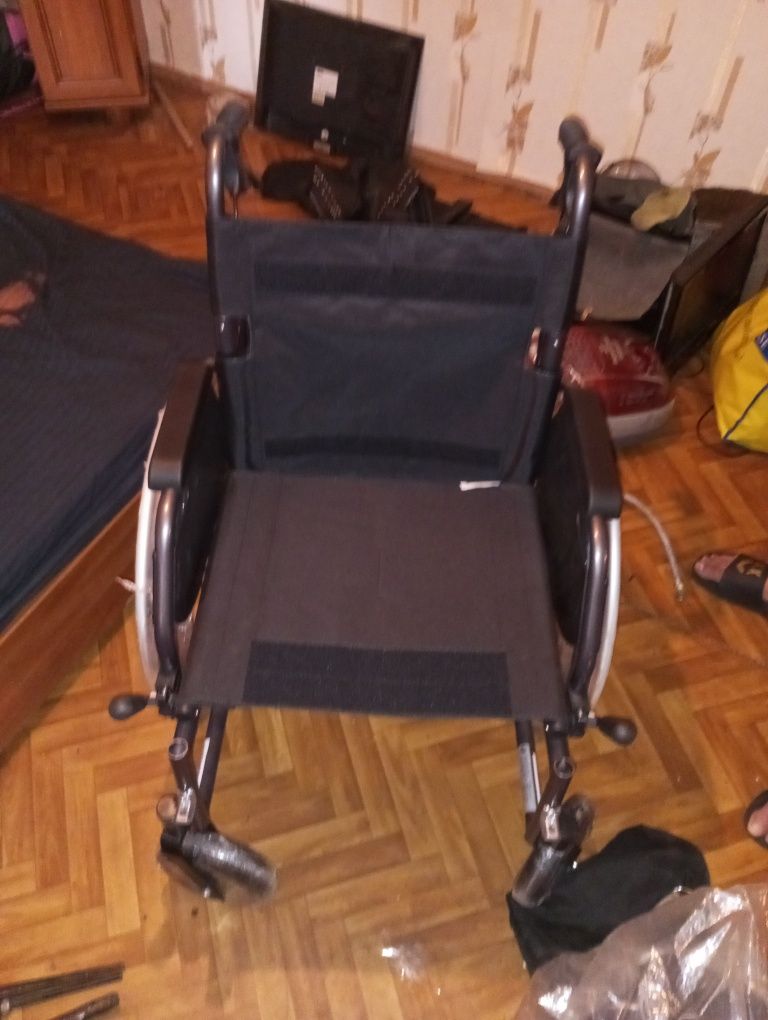 Продам новую инвалидную коляску.