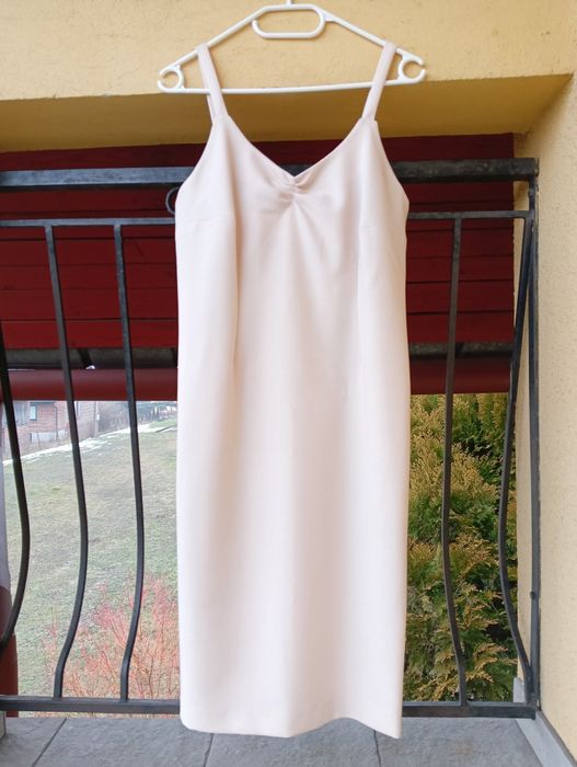 Prosta kremowa sukienka damska na ramiączkach