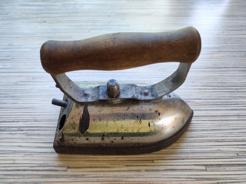 Zabytkowe żelazko Cieszyn typ P.1