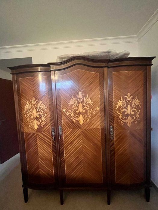 Quarto Antigo com vários móveis do mesmo estilo