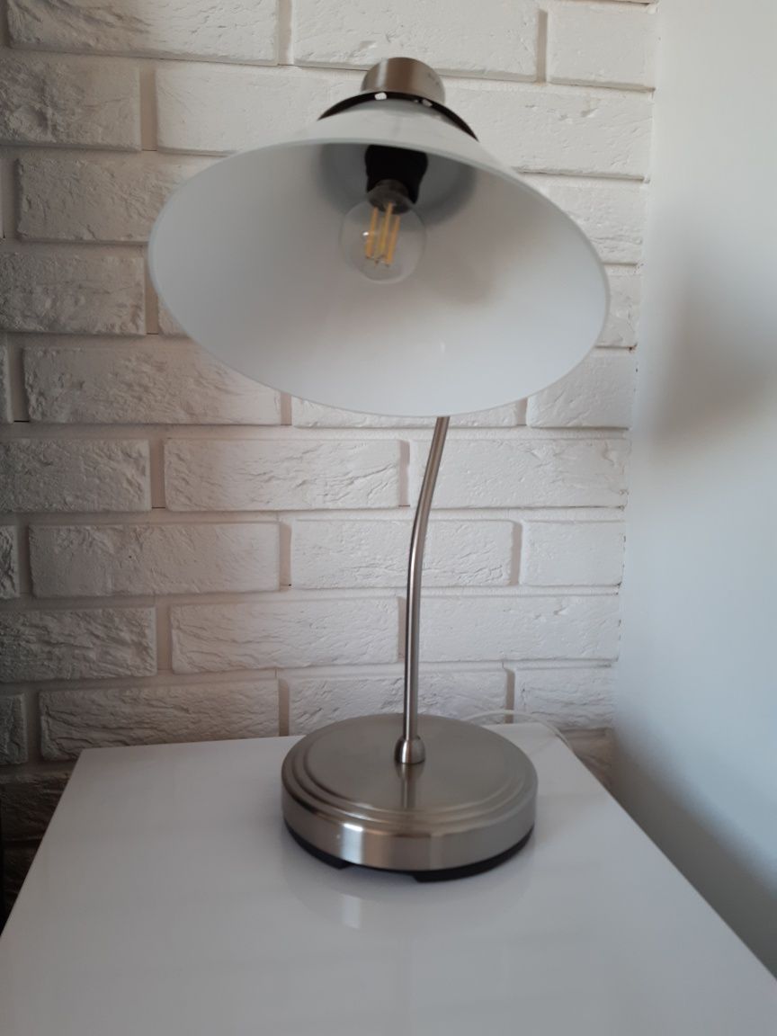 Lampka biurowa metalowa z białym szklanym kolszem