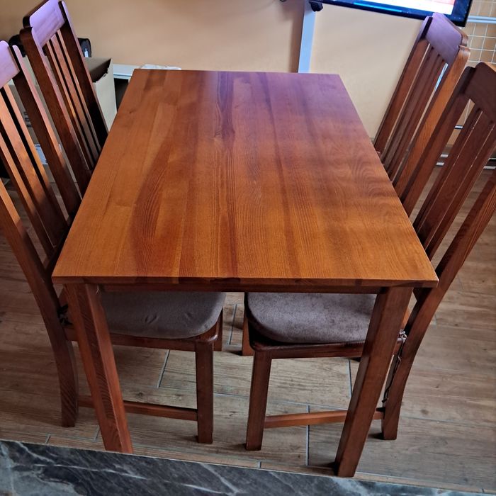 Stół 4 krzesła drewno.
