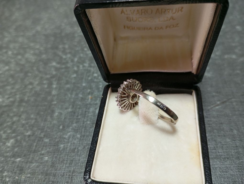 Anel de ouro branco com diamantes