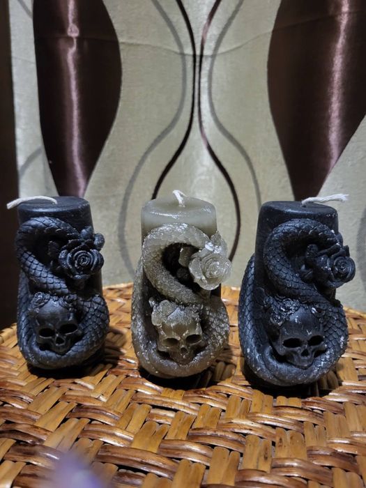 Свеча с черепами (ручная работа)