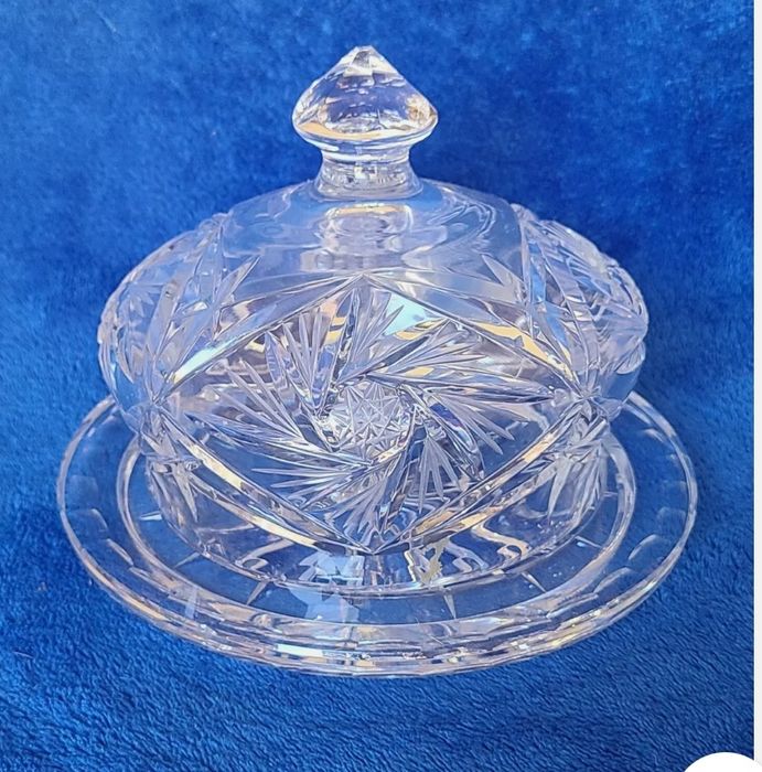 Piękna maselnica z kryształu