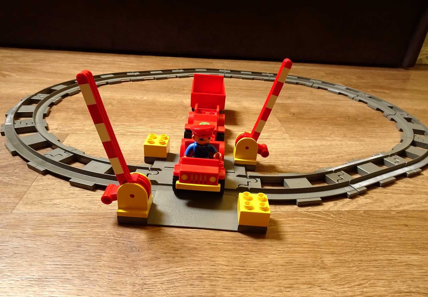 LEGO DUPLO Zestaw torów przejazd auto naczepy