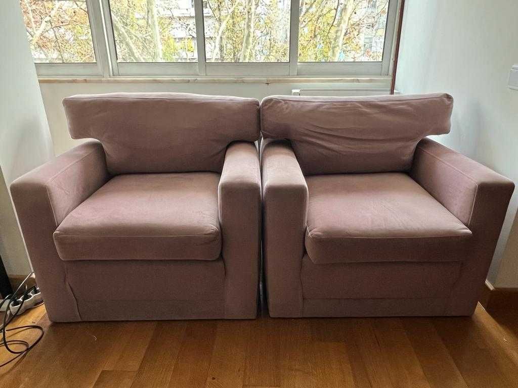 2 sofás individuais com estofos novos em tecido de cor rosa pálido