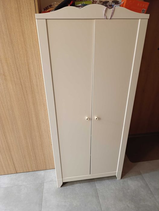 Używana, biała szafa dziecięca z kolekcji IKEA Hensvik.