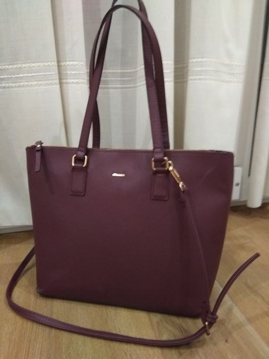 Mala malote Bershka bordeaux muito espaçosa.