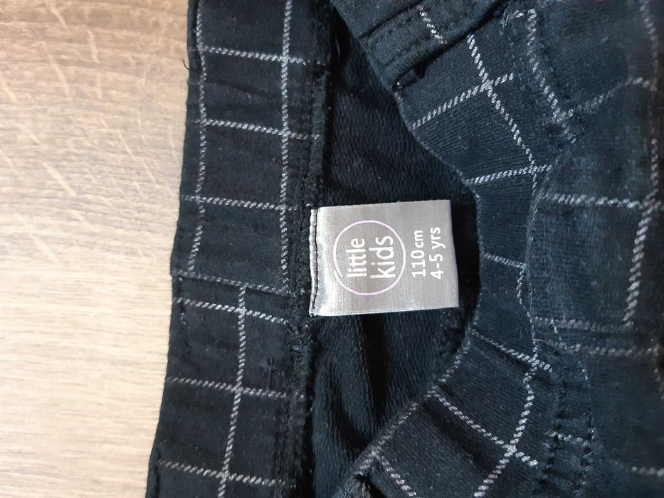 czarne spodnie w delikatną kratkę