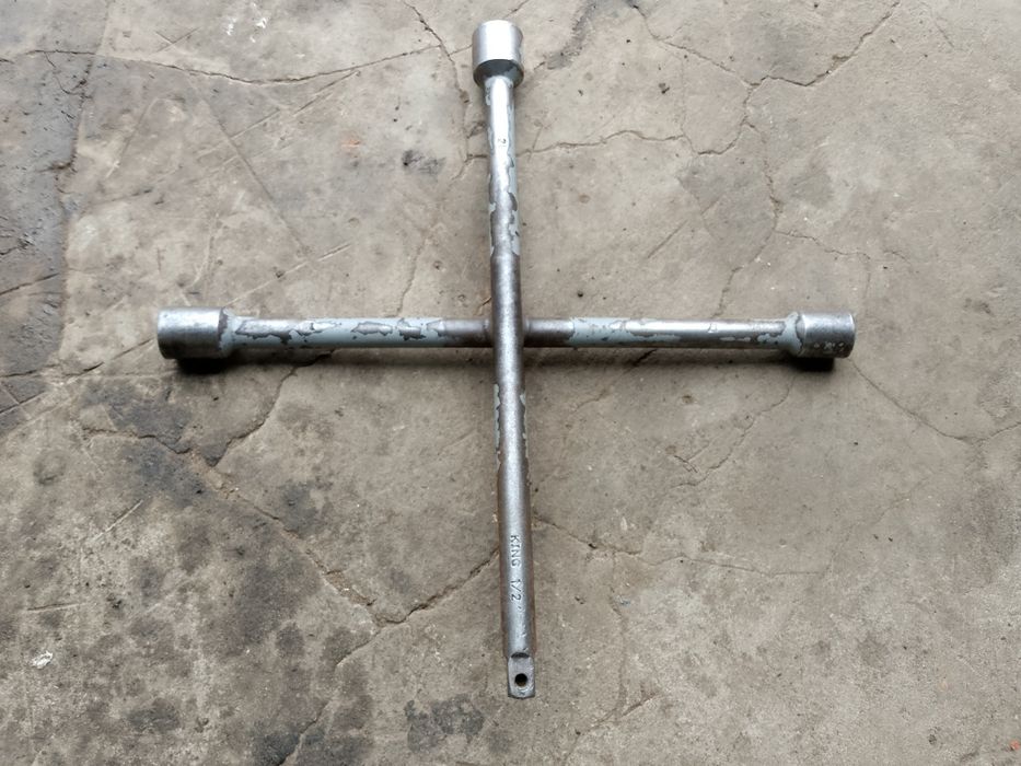 Ключ для відкручування колес