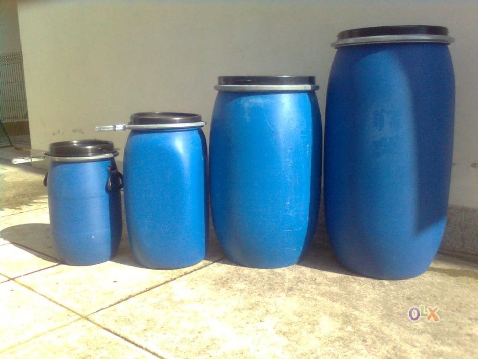Barricas plásticas de 250 Litros.