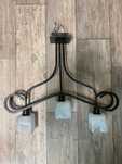 lampa sufitowa czarna z trzema kloszami
