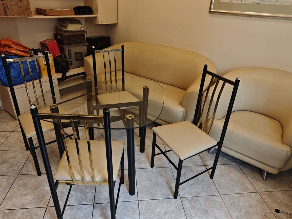 Krzesła wraz z szklanym stolikiem