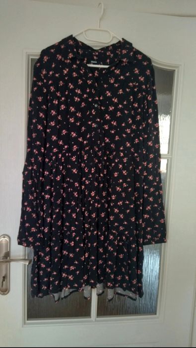 Sukienka w kwiaty Cropp