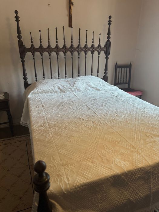 Cama de casal em madeira maciça + colchão