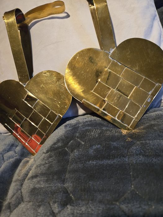 Dwa serduszka w kolorze złotym.