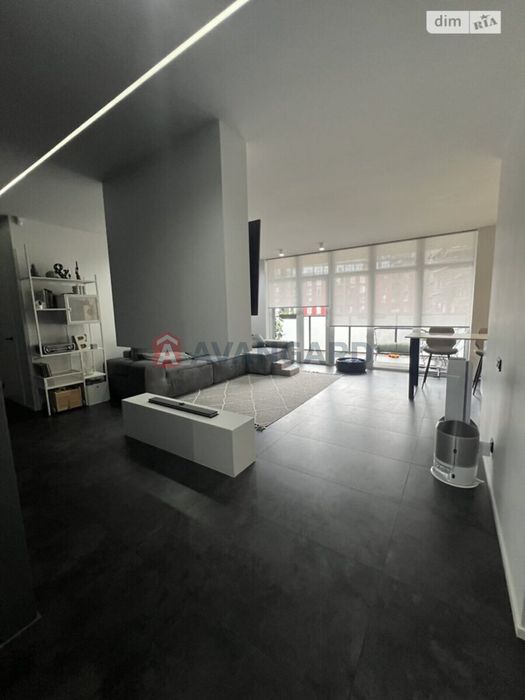 простора трьох кімнатна квартира