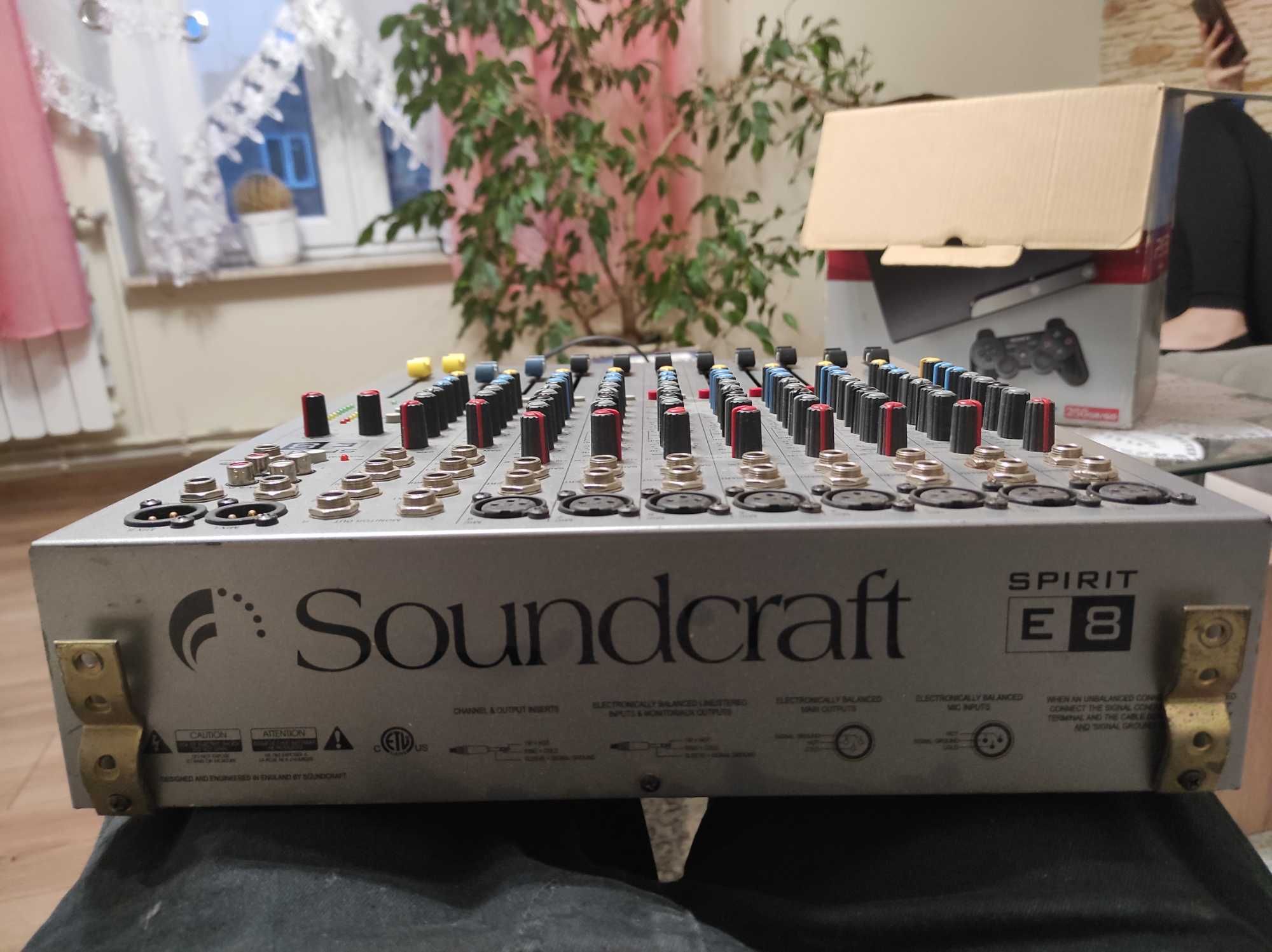 Mikser soundcraft e8 spirit