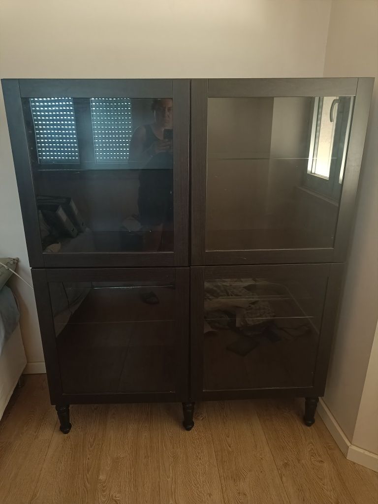2 móveis Besta - IKEA - com portas em vidro