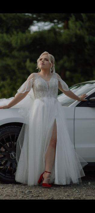 Suknia ślubna z rozcięciem, pięknie zdobiona góra + Długi welon