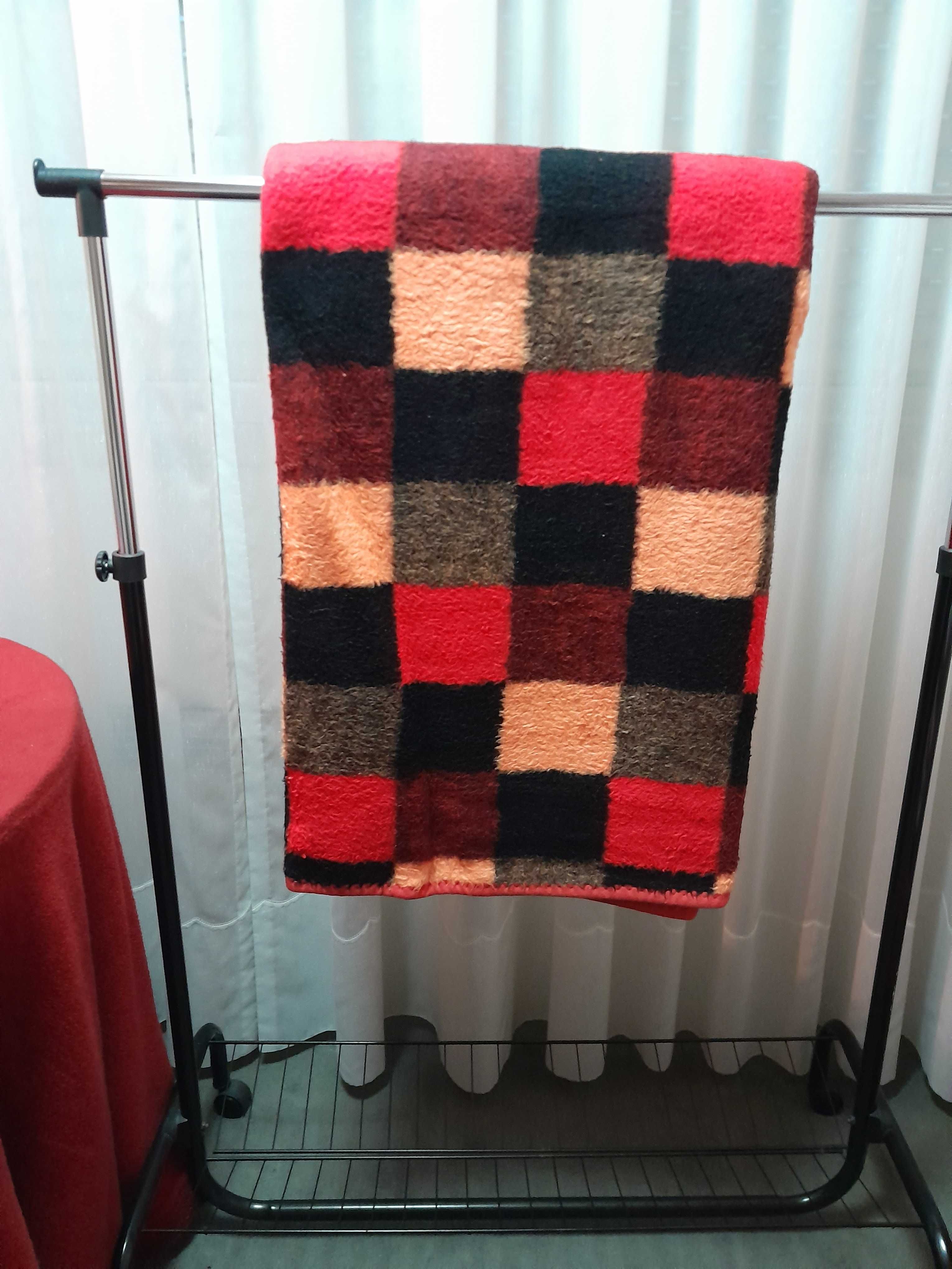 Cobertor de casal aos quadrados vermelho, laranja, etc.
Preço: 15 eur.