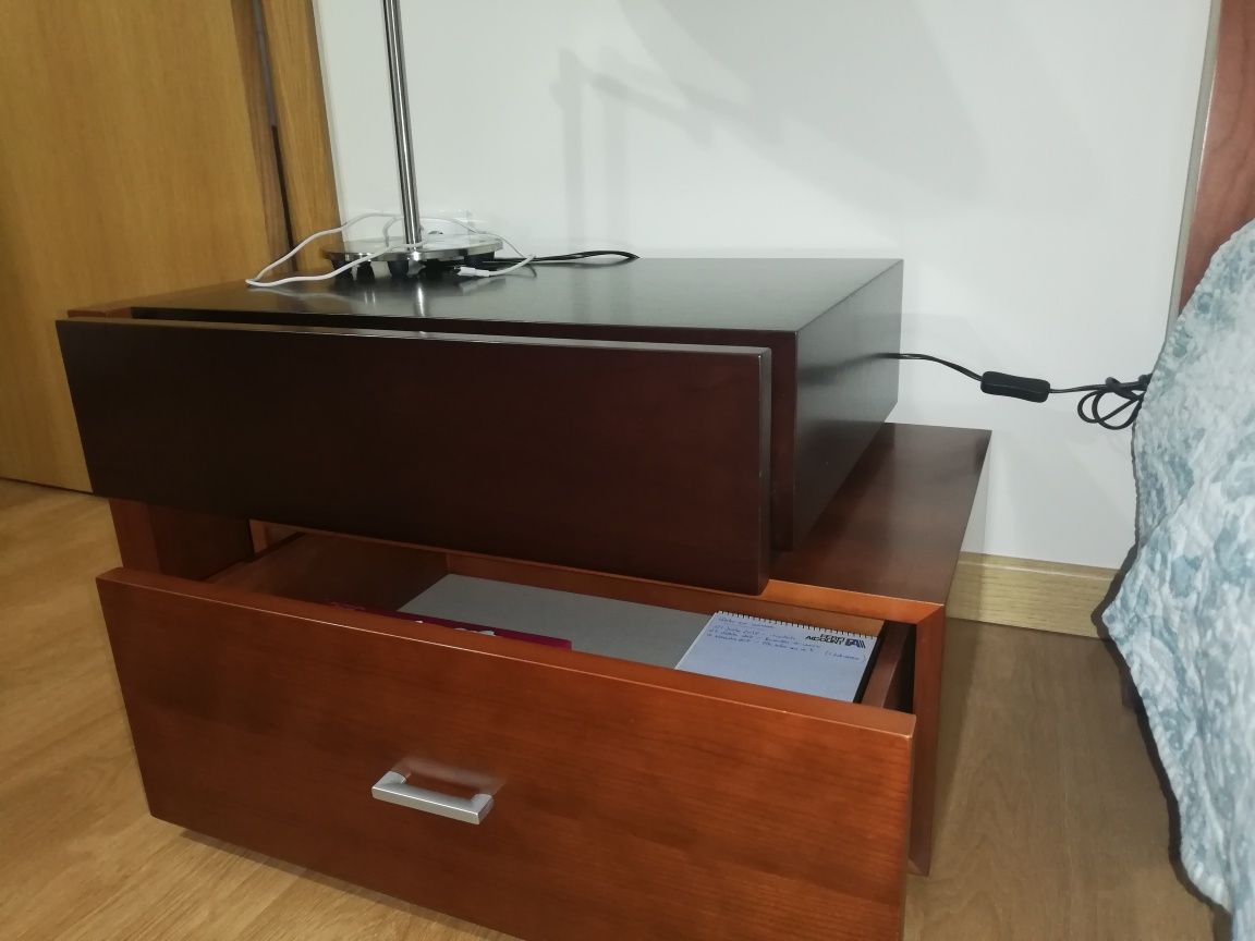 Cama e mesinhas de cabeceira