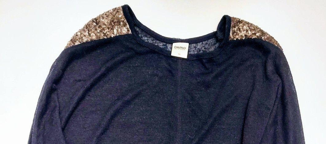 Granatowy sweter z cekinami