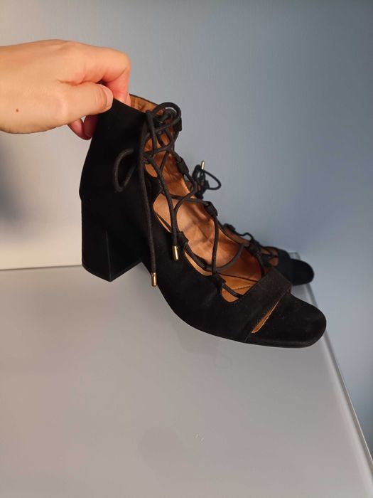 Sandałki buty na obcasie Stradivarius 38 czarne wiązane