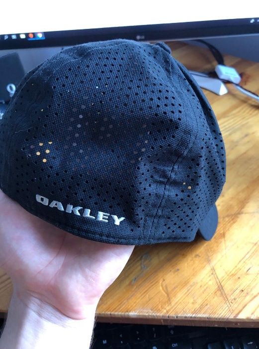Czarna czapka z daszkiem Oakley