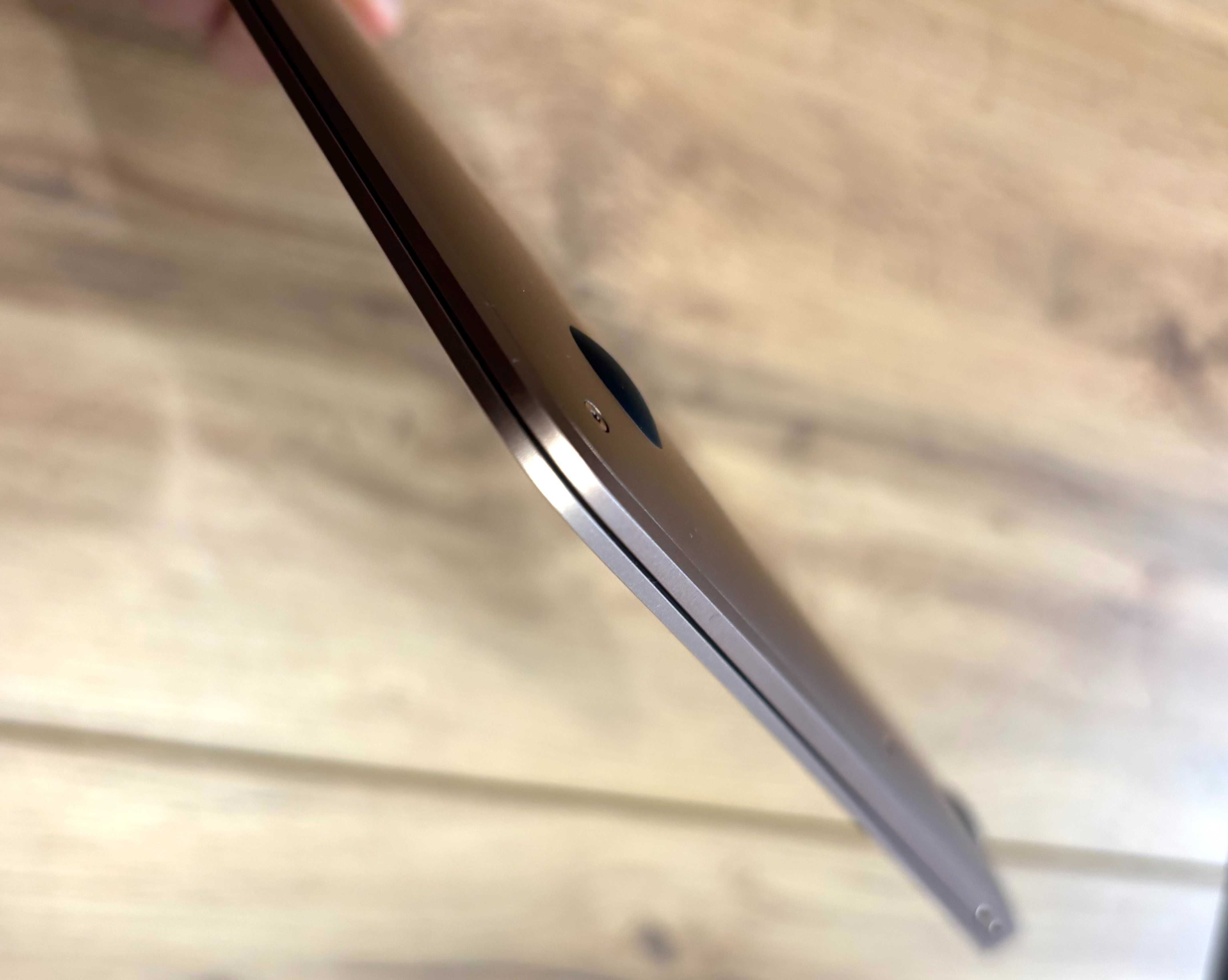 Macbook Air 13" w kolorze Rose Gold z procesorem Apple M1 2020r