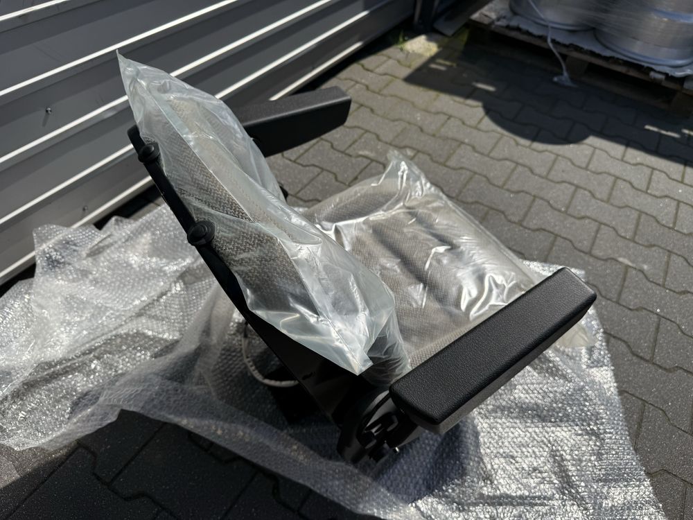 Siedzenie mechaniczne Case Farmall 95A oryginalne CNH wysyłka nowe