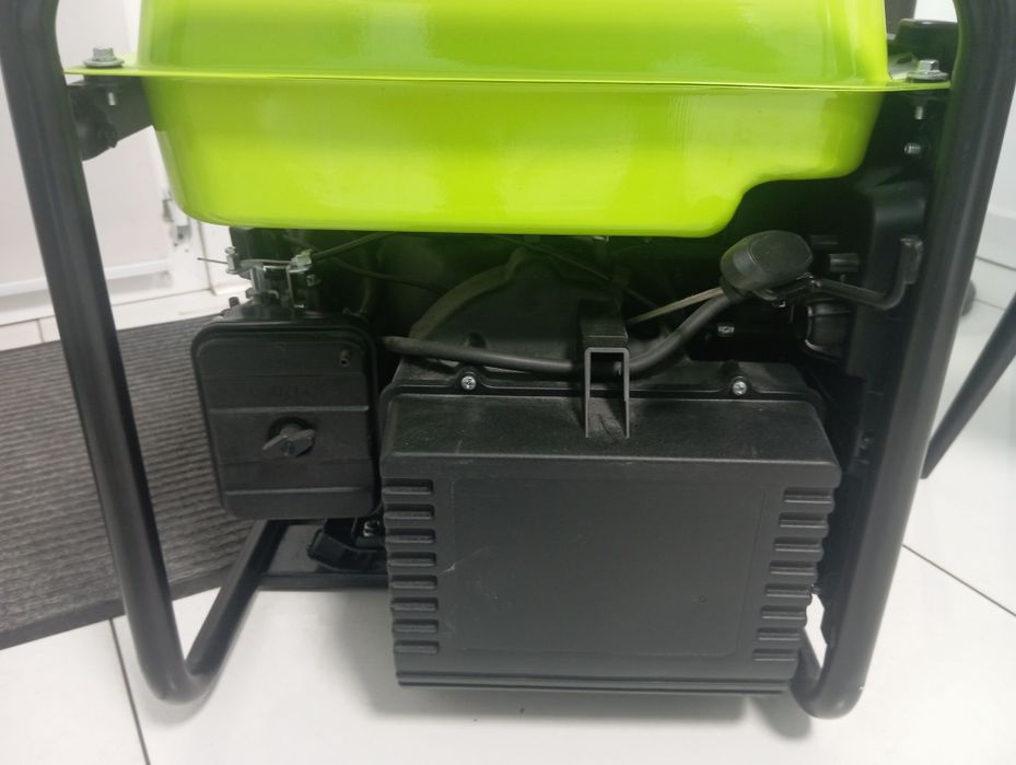 Бензиновий генератор