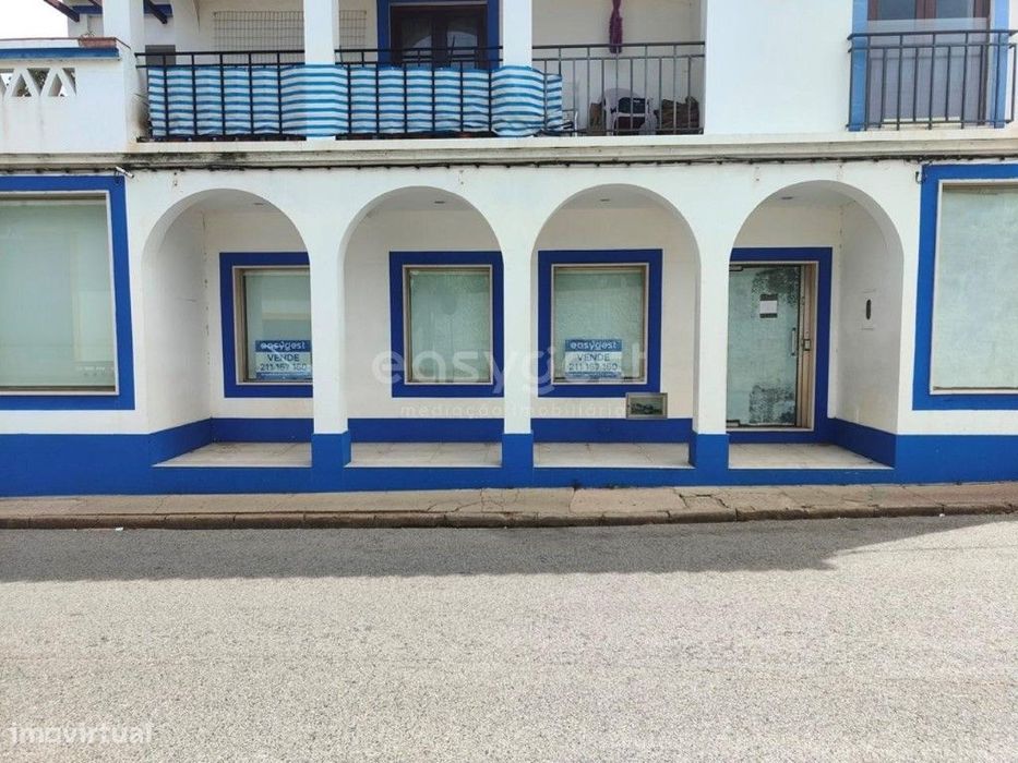 Lojas com boas áreas localizadas em vila de São Teotónio