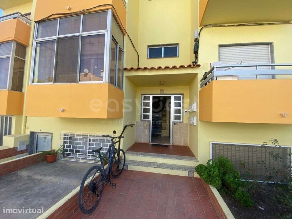 Apartamento T2 com 3 Varandas e Garagem | Montenegro, Faro