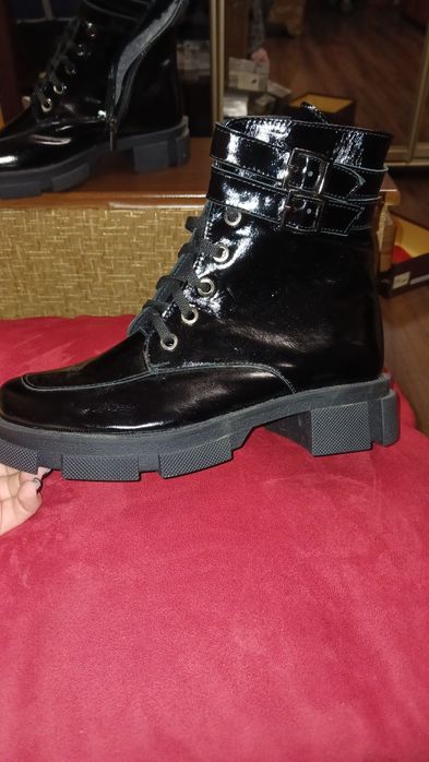 Жіноче шкіряне взуття