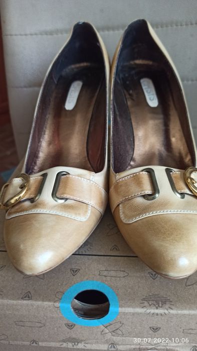 Продаются туфельки.