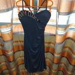 Vestido preto com aplicação no peito