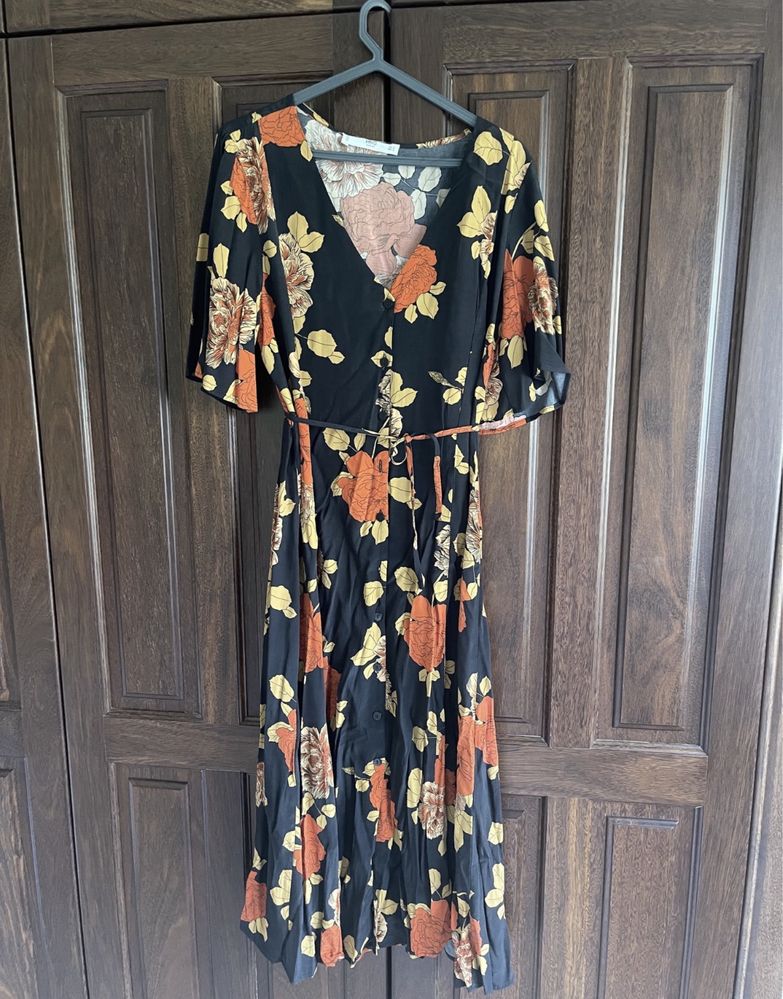 Um vestido e duas saias da mango e stradivarius
