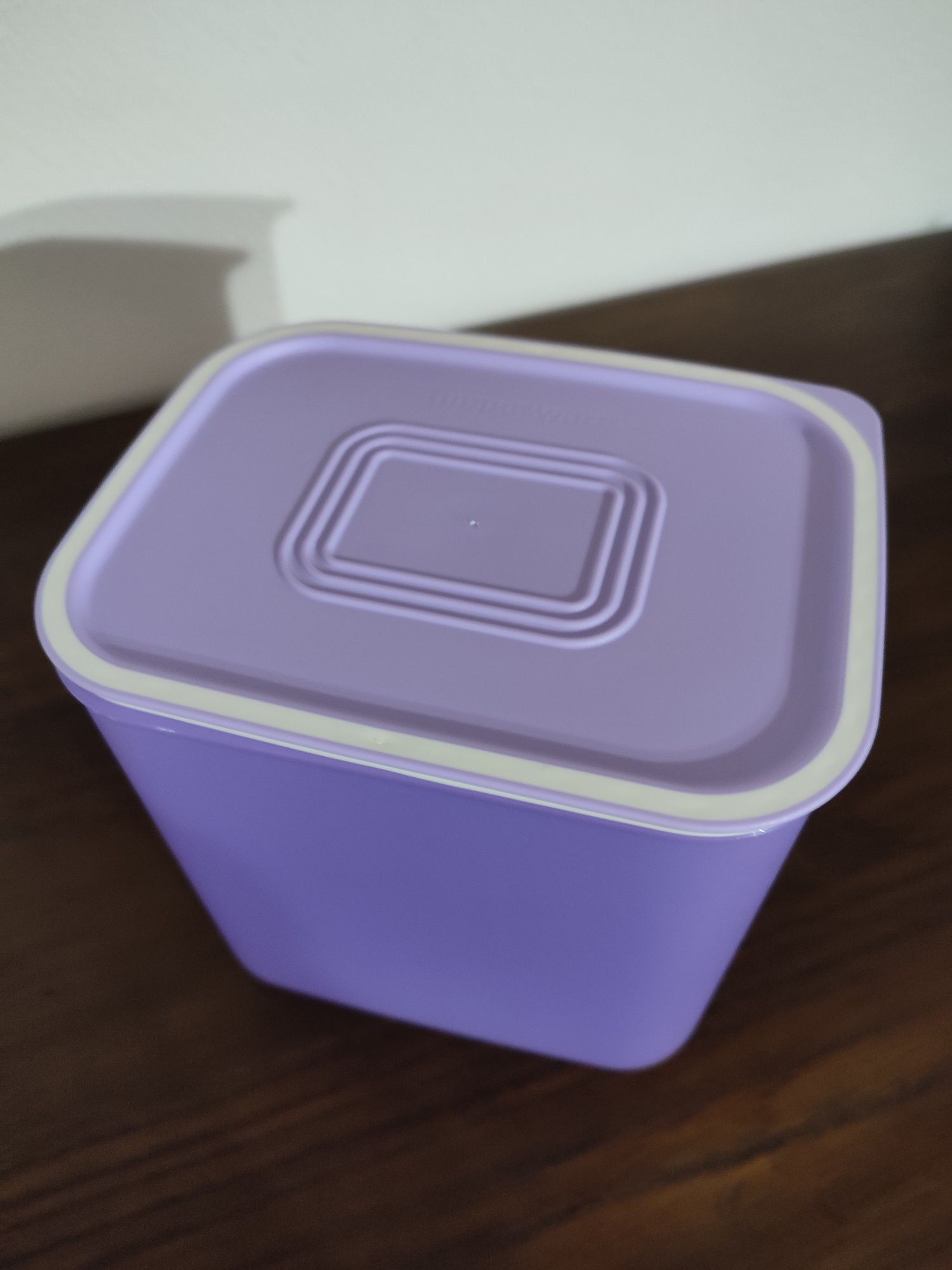 Bifresco/ baseline Tupperware nova