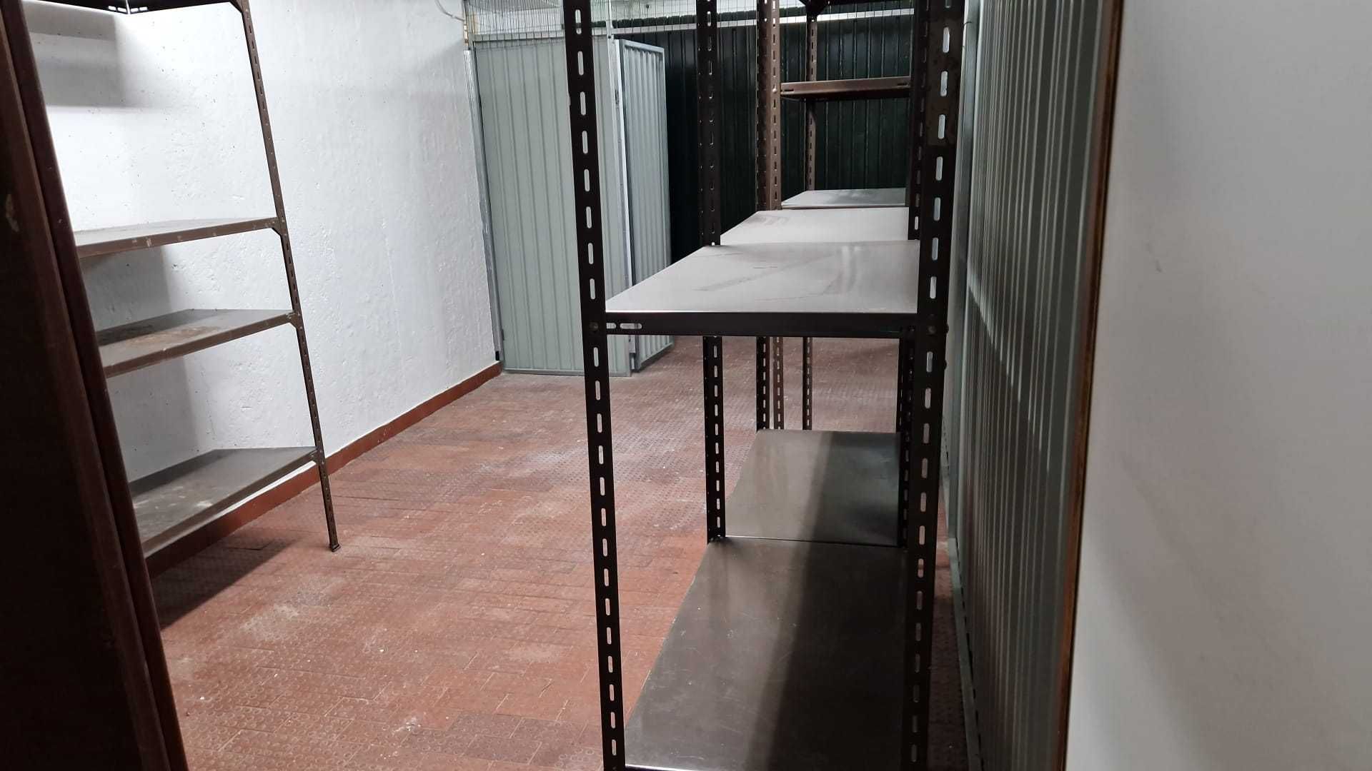 Arrecadação Portimão com Prateleiras - Fechada - 19m2 - Porta 1,95m