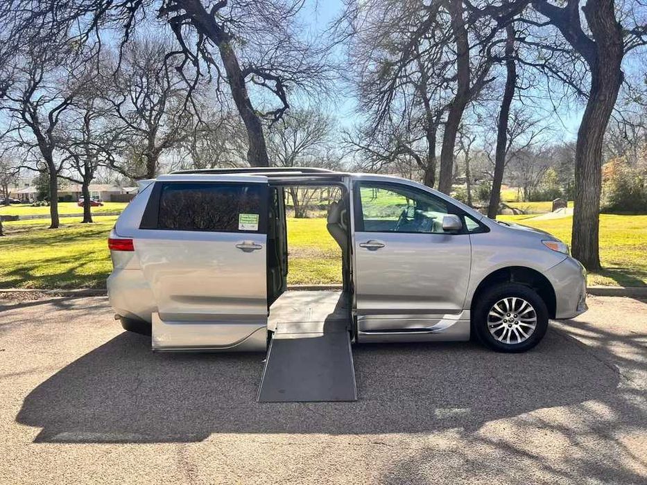 2020 Toyota Sienna XLE