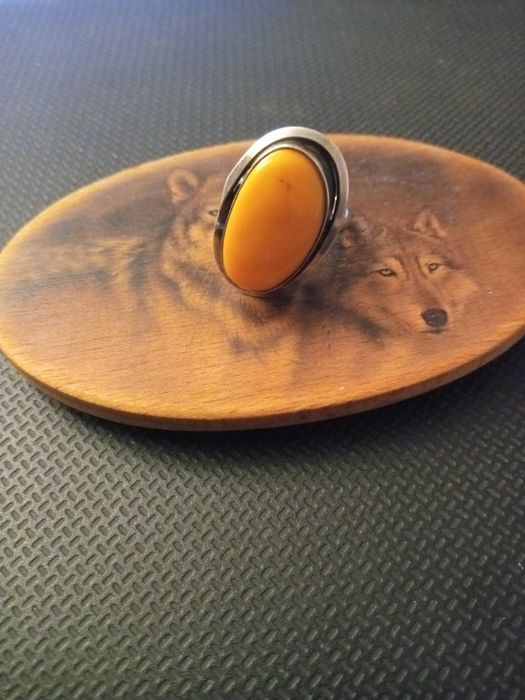 Srebrny pierścionek z bursztynem