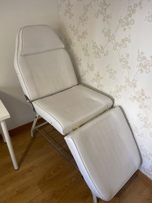 Marquesa estética com cadeira ajustável