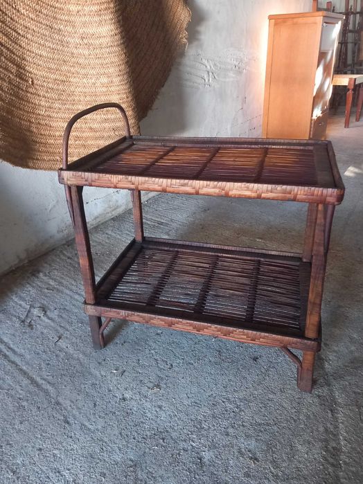 Carrinho de bar ou carrinho de chá antigo, feito de rotim e bambu.