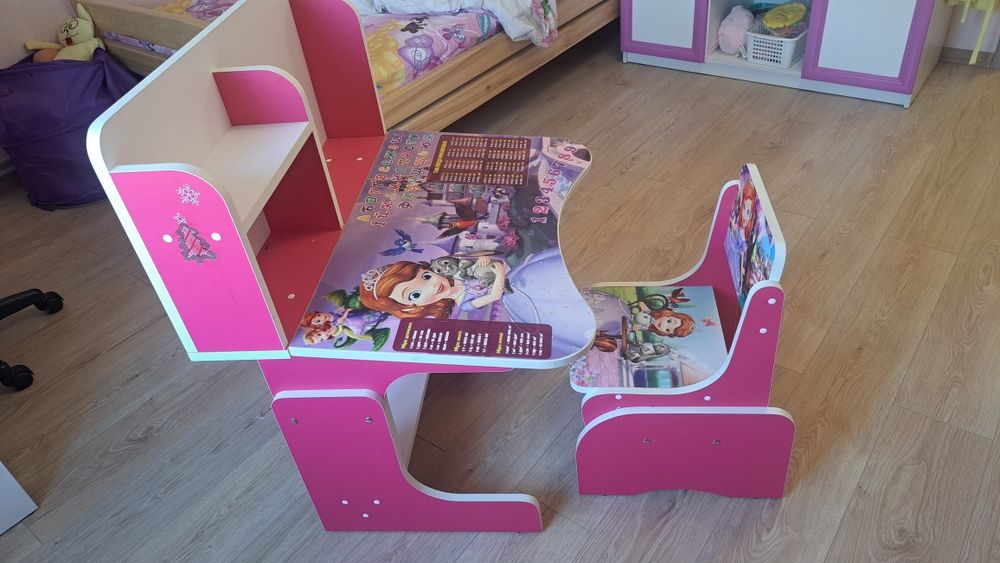 Дитяча парта.З регулюванням.