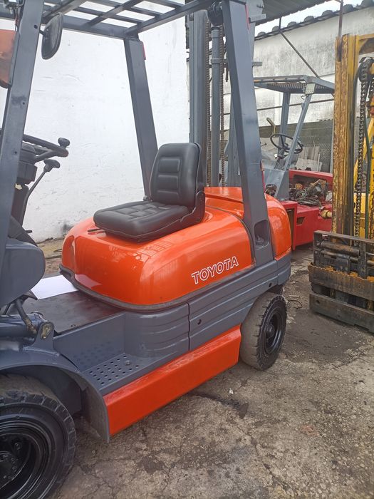 Empilhador Toyota Diesel 2.5 Ton